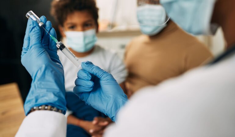 closeup-pediatrician-preparing-vaccine-child (2)